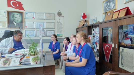 lekcja biochemii prowadzona przez dr Ali Coşkun. Kliknij, aby powiększyć zdjęcie.